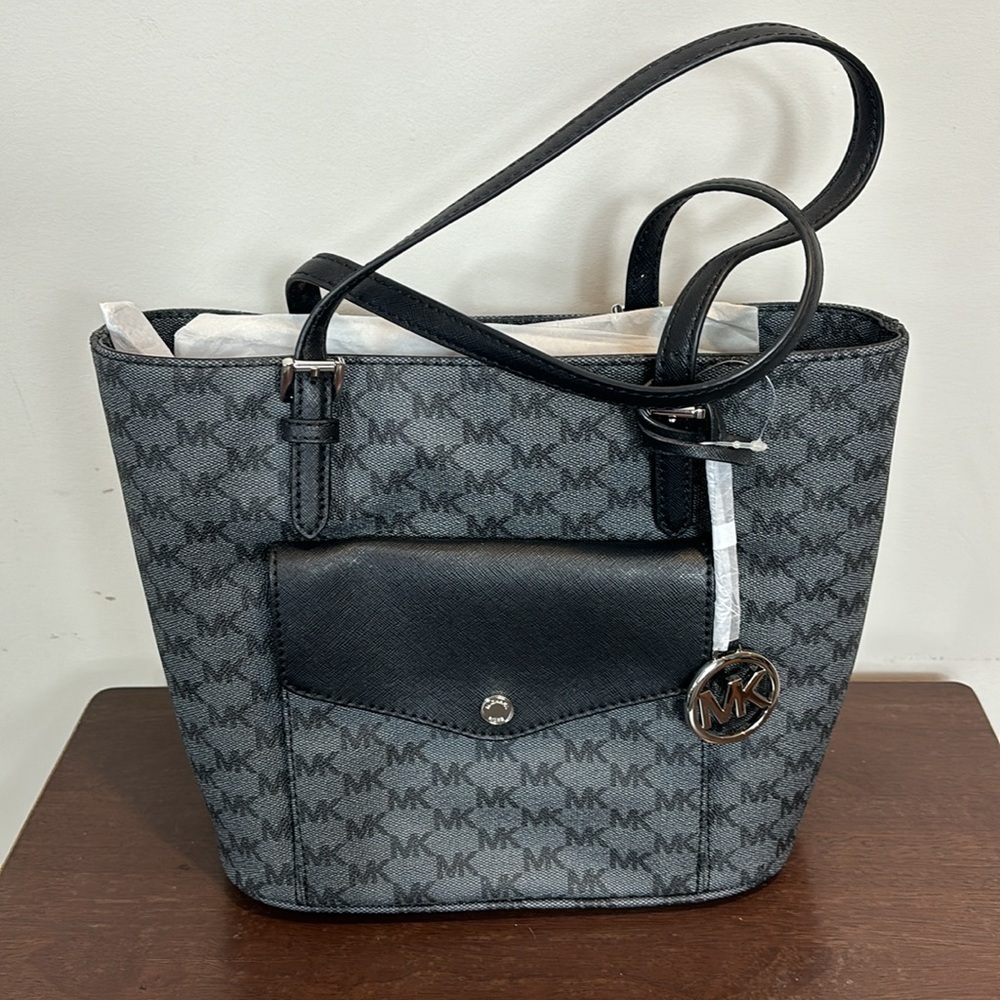 Michael Kor’s logo jet set medium pocket black MF Tote purse NWT